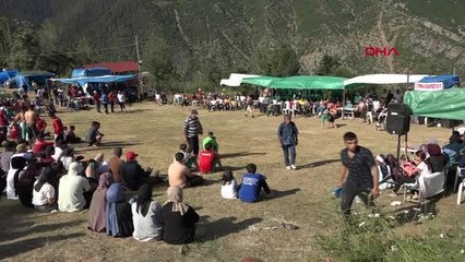 SPOR Artvin'de güreşçi rakibini bıraktı, hakemi devirdi