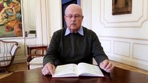 José Segura lee el artículo 43 de la constitución Española