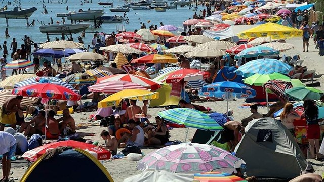 İlçenin nüfusu 1 milyona çıktı, tatilcilerden geriye tonlarca çöp kaldı