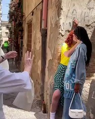 Bacio saffico sul set, ma irrompe una suora: «Che fate? Questo è il diavolo!»