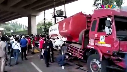 NGERI! Kecelakaan Beruntun di Cibubur, Mayat Bergeletakan