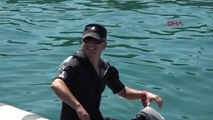 DENİZE DÜŞEN MUHABBET KUŞUNU POLİS JET- SKİ İLE KURTARDI