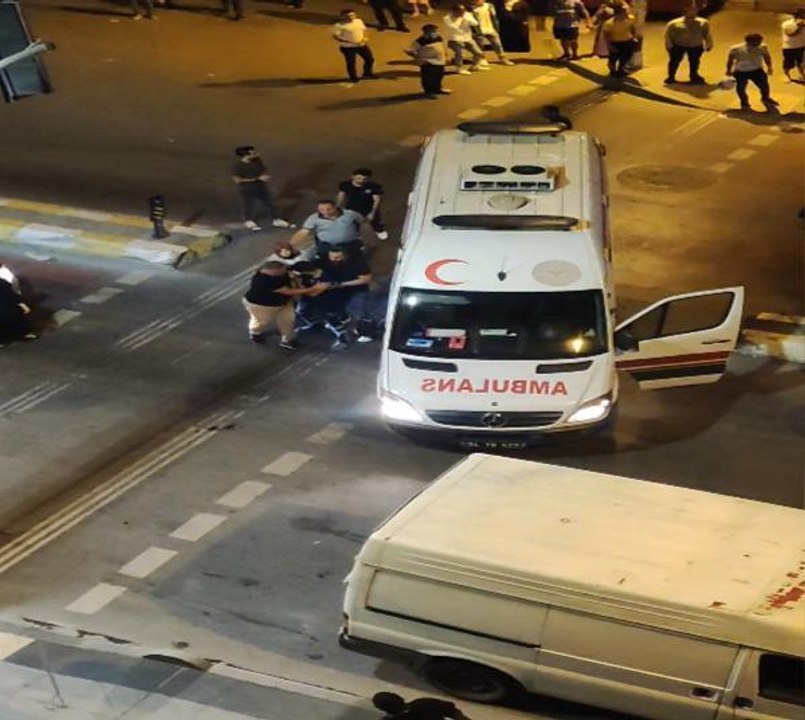 Son dakika haber! ESENYURT'TA HASTANE ÖNÜNDE AMBULANS ŞOFÖRÜYLE YAYANIN KAVGASI