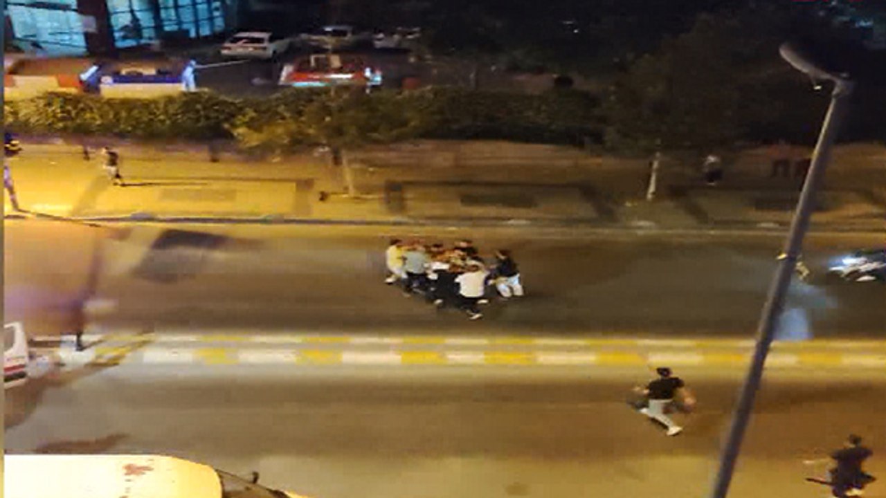 Esenyurt'ta hastane önünde ambulans şoförüyle yayanın kavgası