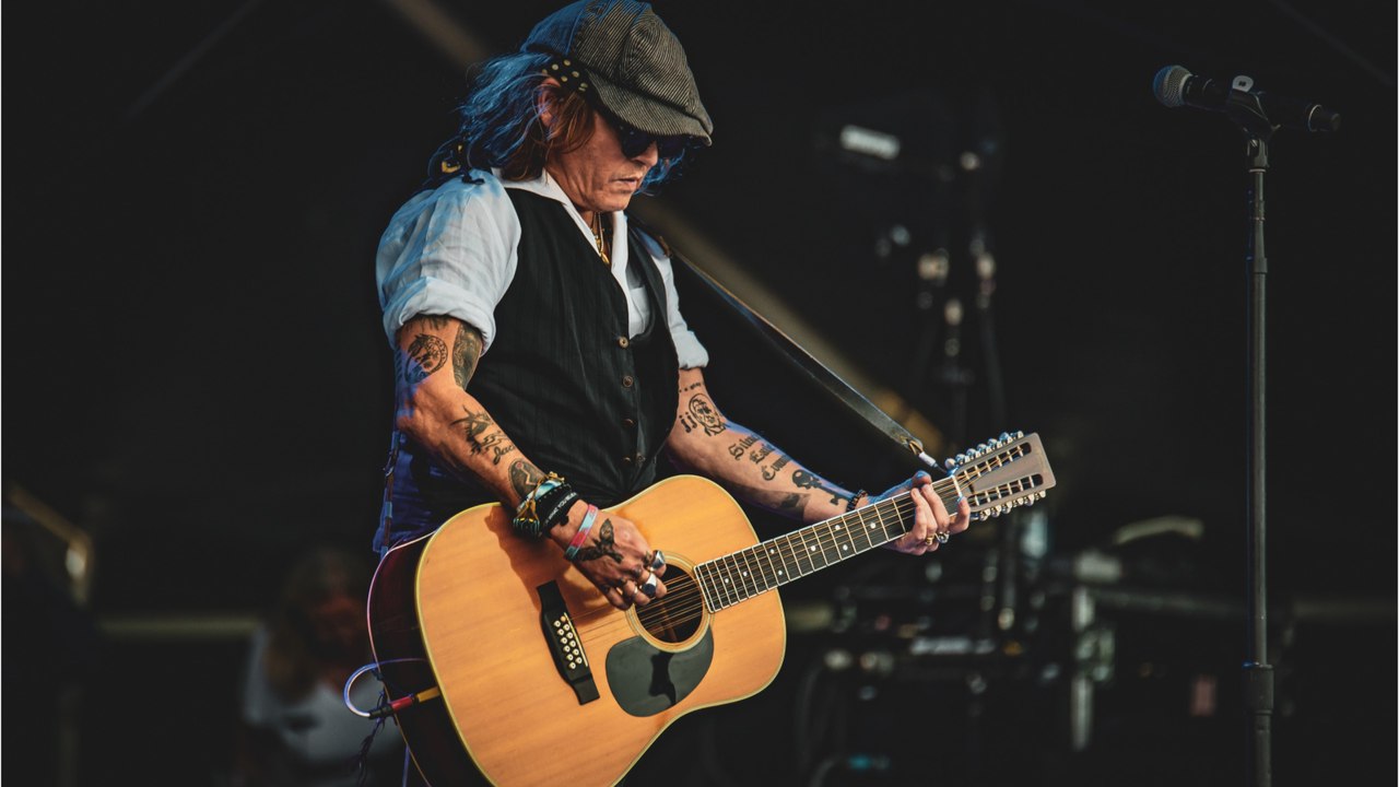 GALA VIDÉO - Johnny Depp proche d’une mystérieuse jeune femme après son procès contre Amber Heard…