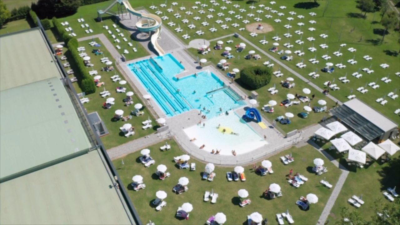 Bremen: Frauen protestieren "oben ohne" im Freibad