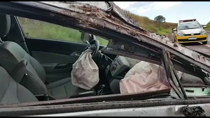 Motorista abandona carro furtado após se envolver em acidente na PR-486