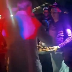 Captan a Abinader comiendo chicharrón en Gurabo