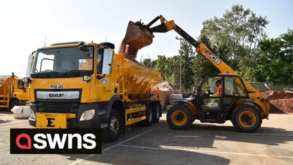 Gritters spread stone dust to soak up tar as 40C heatwave melts UK highways