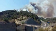 Un helicòpter mira d'apagar el segon incendi del Pont de Vilomara