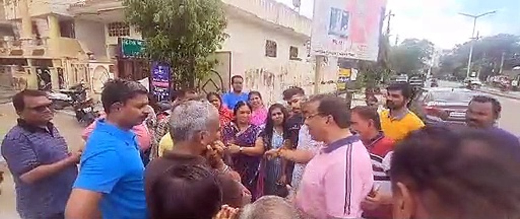 समस्याओं से मुंह फेरा, परेशान लोगों ने पार्षद क...