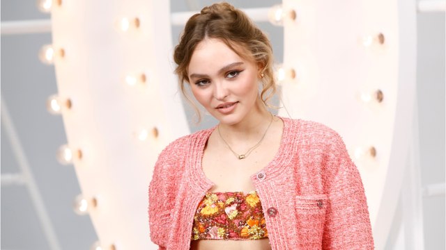 GALA VIDEO - PHOTO - Lily-Rose Depp dénudée et déjantée : la fille de Vanessa Paradis comme vous ne l’avez jamais vue !
