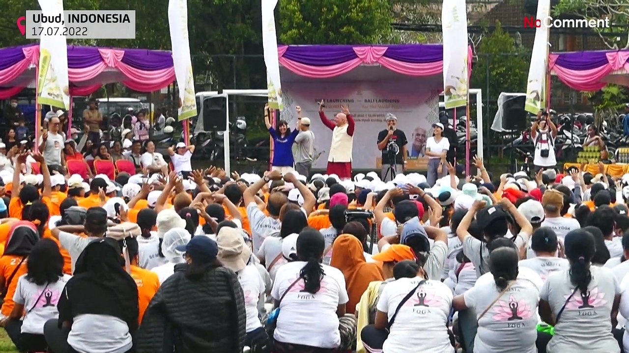Se soigner par le rire : une séance de yoga du rire rassemble des milliers de personnes à Bali