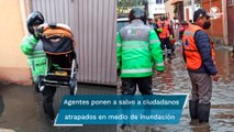 Valientes policías rescatan a familias atrapadas en auto por inundación en Xochimilco