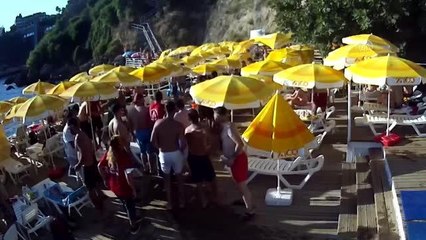 Plaj görevlileri ile tatilciler arasındaki arbede güvenlik kamerasına yansıdı