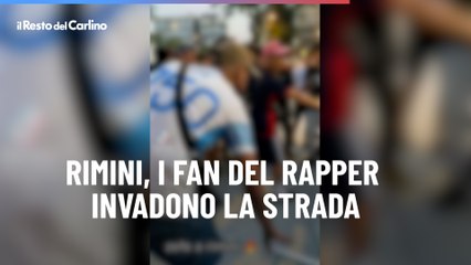 Rimini, i fan del rapper invadono la strada