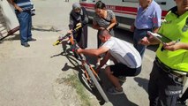 Otomobilin çarptığı genç kız acısını unutup bisikletini tamir etmeye çalıştı