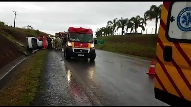 Três pessoas ficam feridas em acidente seguido de capotamento na PR-486 em Cascavel