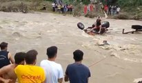 Traktörün lastiklerini yıkamak için girdiği derede kabusu yaşadı! Mahsur kalan sürücü halatla kurtarıldı