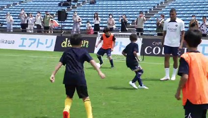 Les joueurs du PSG s'entraînent avec des enfants japonais