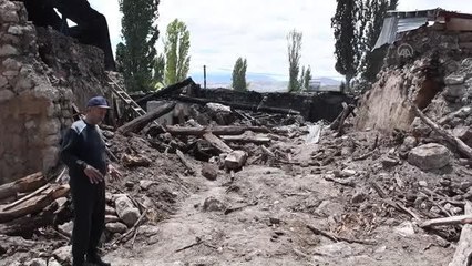 Köyde çıkan yangında evi, ahırları ve garajı yanan kişi yaşadıklarını anlattı