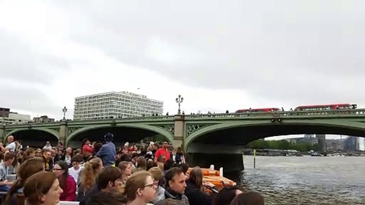 London: Flussfahrt und Polizeisirene