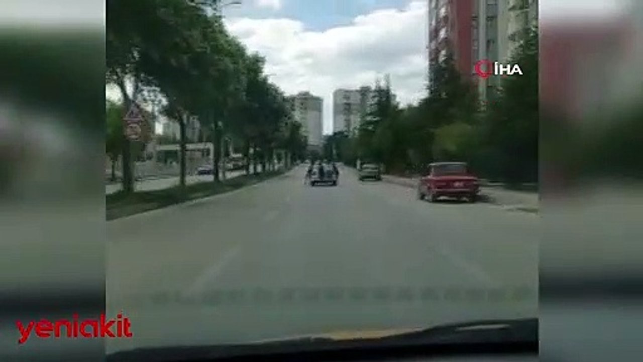 Yürekleri ağza getirdi! Patenli gençlerin tehlikeli yolculuğu kamerada