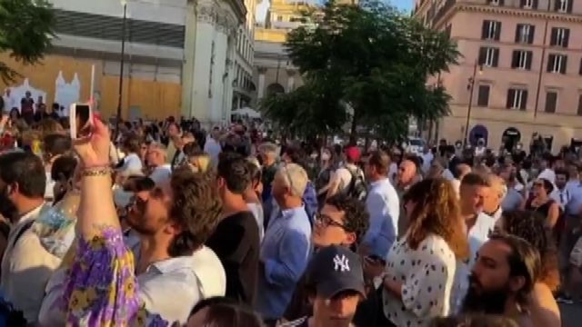 Roma, manifestazione a piazza San Silvestro: Draghi resta