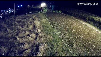 Câmera registra capotamento de carreta de frango na PR-281 no perímetro urbano de São João