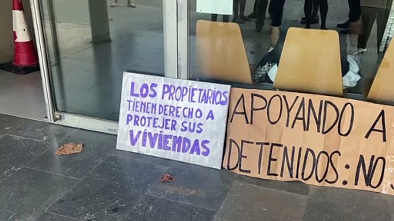 Pancartas de los vecinos de apoyo a los detenidos por echar a okupas