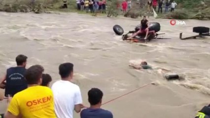 Ordu'da derede sürüklenen traktörde mahsur kalan sürücü kurtarıldı