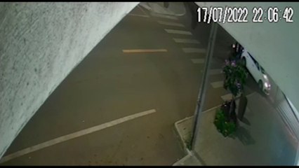 Vídeo mostra colisão que deixou motociclista ferido na Avenida Interlagos