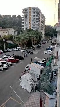 Vecinos de Calella enfrentándose a okupas que tiraban piedras a los coches por una pelea entre ellos / CEDIDA