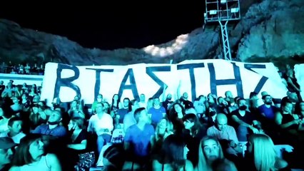 Το νέο πανό για τον Λιγνάδη στη συναυλία του Θανάση Παπακωνσταντίνου
