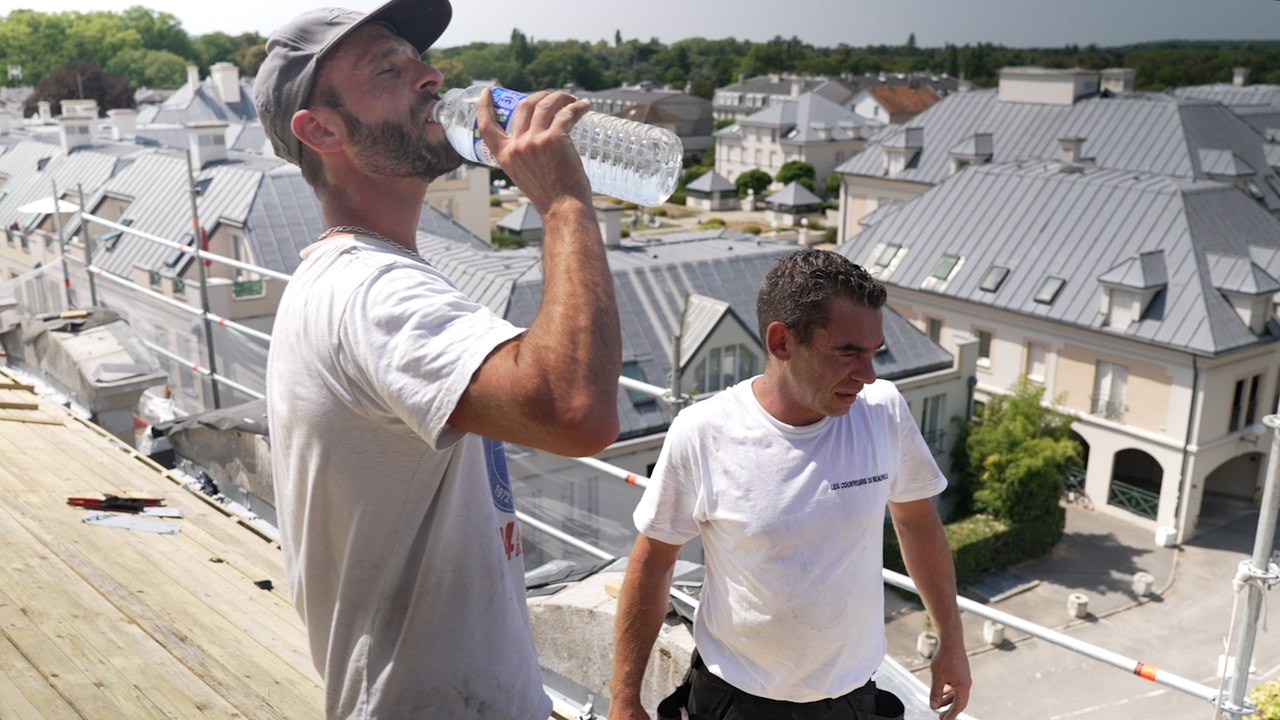 «On boit 5 litres d'eau par jour» : avec les couvreurs zingueurs, aux premières loges de la canicule