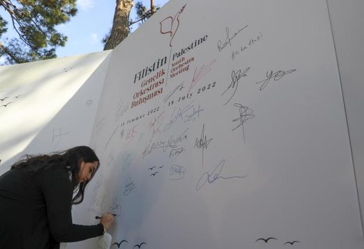 Kültür ve Turizm Bakanı Ersoy, Barış Konseri nin mimarı Filistinli müzisyenler ve CSO sanatçılarıyla bir araya geldi