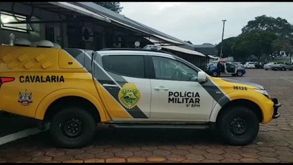 Descargar video: Homem com mandado de prisão em aberto por receptação é detido pela Cavalaria no Country