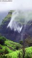 Descubren en Colombia una cascada donde el agua va hacía arriba y se pierde entre las nubes