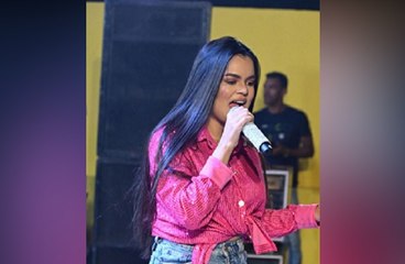 Cantora de Uiraúna passa por susto após disparos de arma de fogo durante show no Brejo paraibano