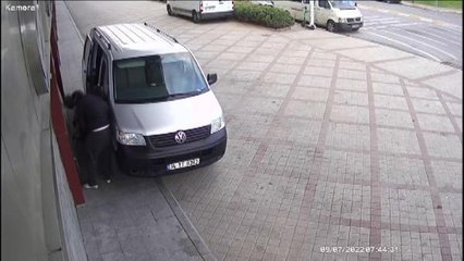 ZEYTİNBURNU'NDA TEKSTİL DÜKKANINDAN 200 BİN LİRALIK KUMAŞ ÇALINDI