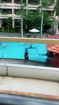 trai đẹp, cô gái nhanh trí nhờ cô mình giúp đỡ