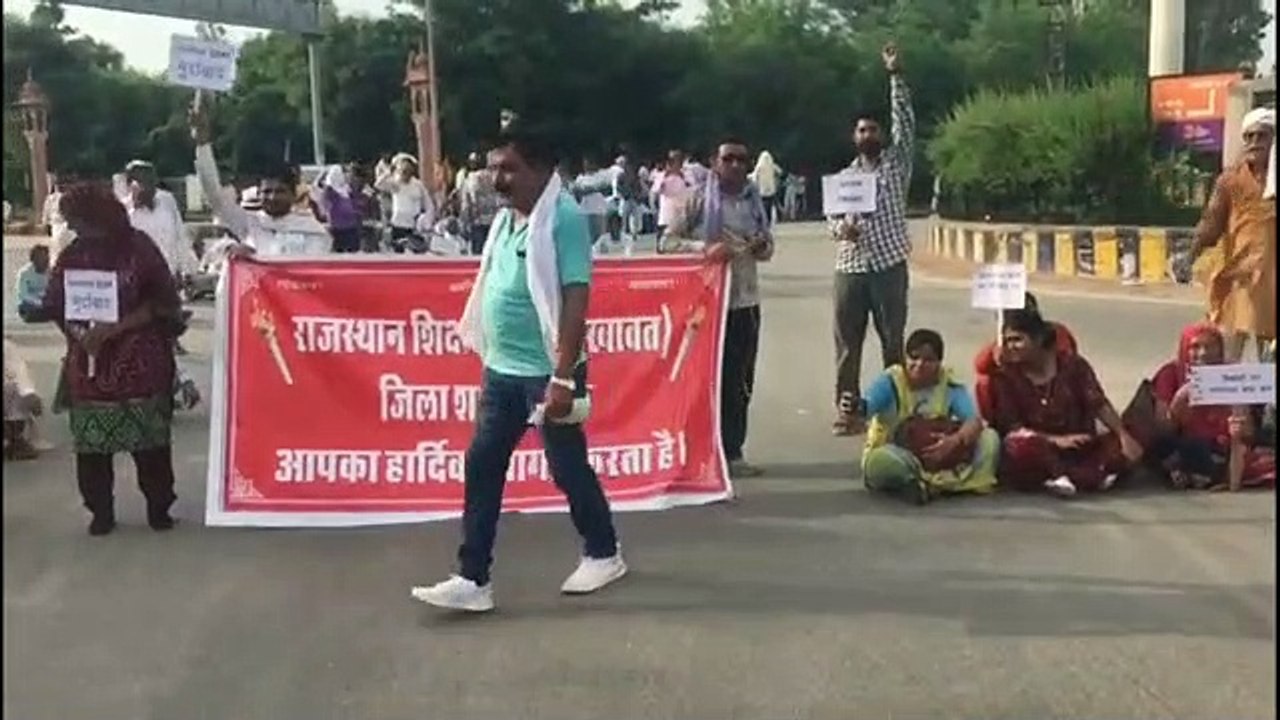 कलक्ट्रेट गेट पर ताला देखकर फूटा आक्रोश, लगाया जाम
