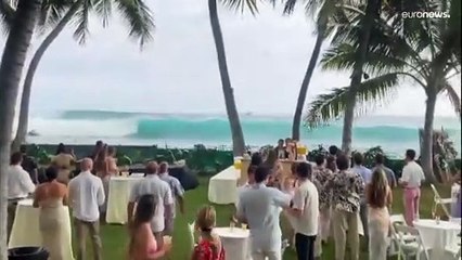 شاهد: موجات ضخمة تفسد حفل زفاف في هاواي وسط ذهول الحضور