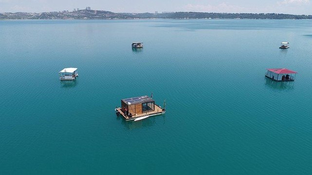 Gölde duba üzerine inşa edilen kaçak yapılar, günlüğü 700 liraya kiralanıyor
