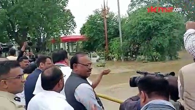 हिंगणघाट शहरातील नुकसानग्रस्त भागाची पाहणी करताना उपमुख्यमंत्री देवेंद्र फडणवीस