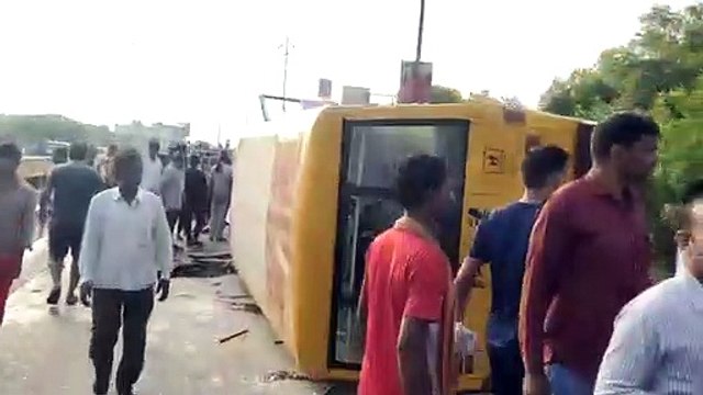 25 बच्चे थे बस में, हाइवे पर बस दौड़ता ड्राइवर फोन पर बात कर रहा था... हुआ बड़ा सड़क हादसा