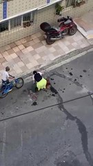 Köpeğine vurup, tasmasını çekişirdi: Vatandaşlar kadına tepki gösterdi