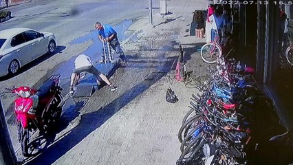 Hırsızlığın böylesi... Yardım ederek çaldılar