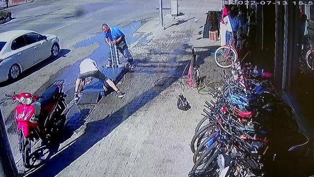 Hırsızlığın böylesi... Yardım ederek çaldılar