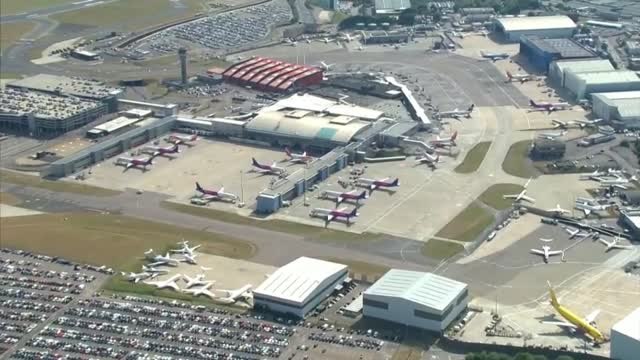 El calor derrite parte del asfalto del aeropuerto de Luton